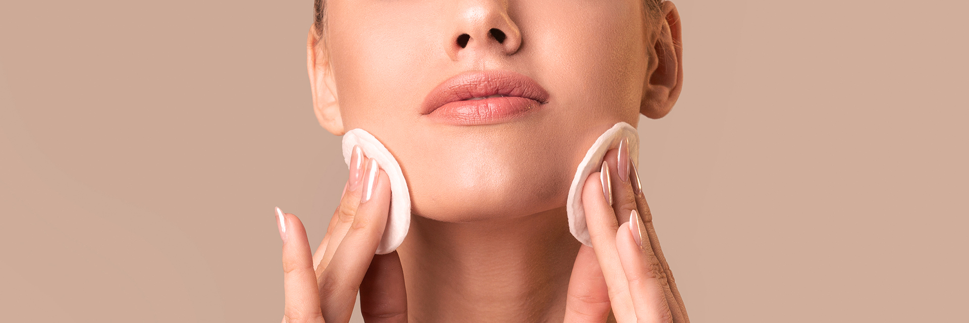 Mujer aplicando un exfoliante químico con discos de algodón para obtener una piel radiante y renovada al instante