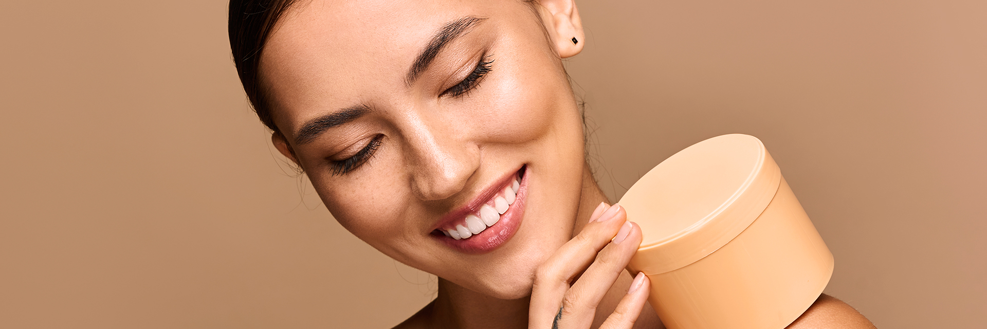 Mujer aplicando una crema hidratante facial en su rostro