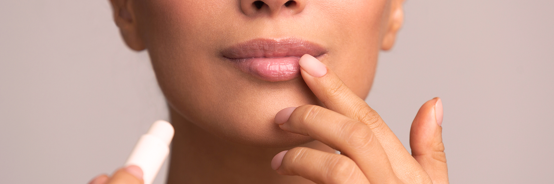 Aplicando un tratamiento labial para aportar hidratación y prevenir grietas