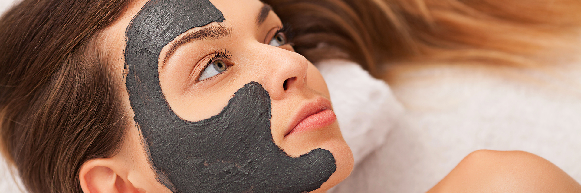 Mujer utilizando una mascarilla facial para purificar y renovar la piel