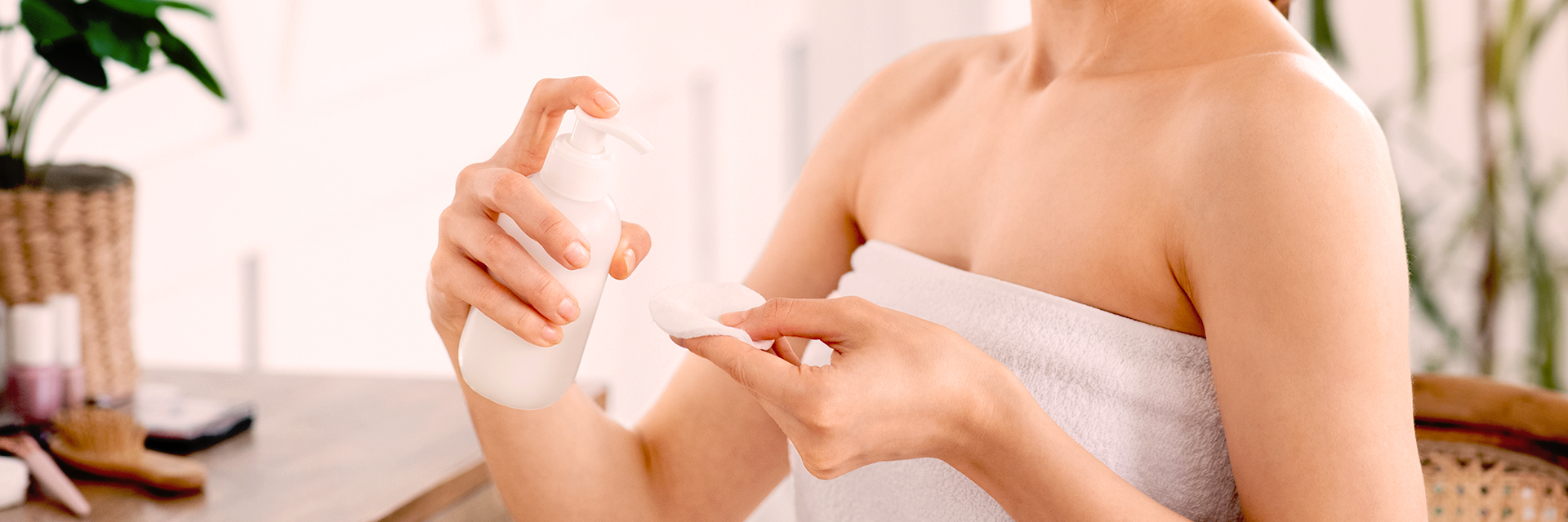 Aplicando un tónico facial hidratante y refrescante lleno de vitaminas y antioxidantes en un disco de algodón