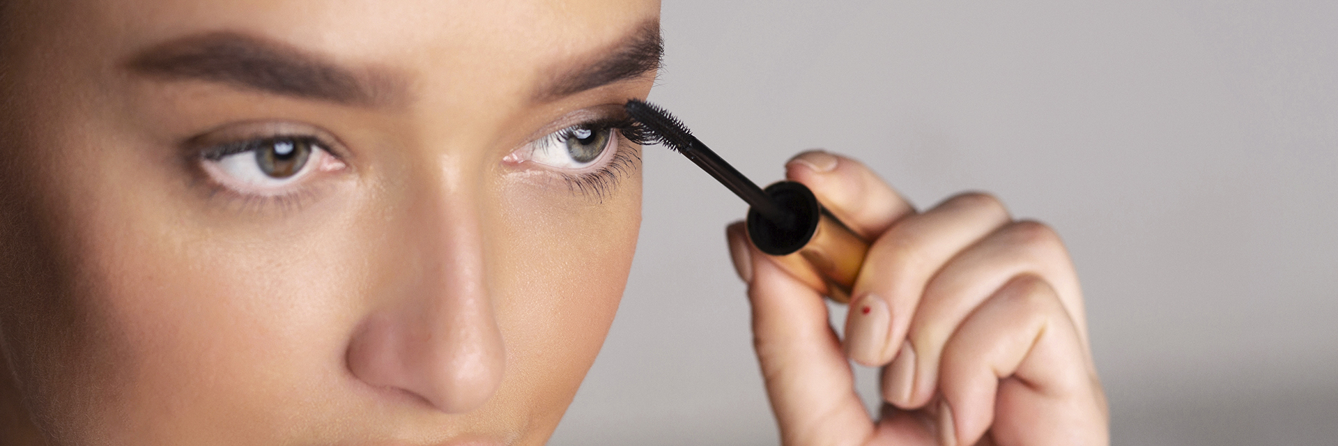 Mujer aplicando Tratamiento de Pestañas para tenerlas Más Largas y Fuertes