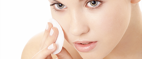 Mujer exfolia su piel con ácido salicílico BHA