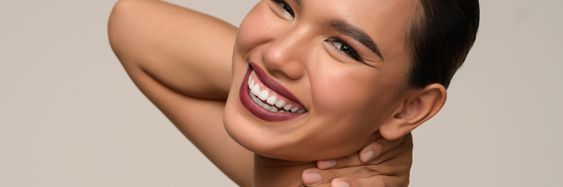 Mujer feliz por recibir nuevos productos dermocosméticos