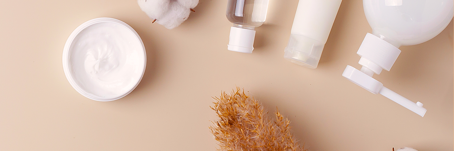 Productos dermocosméticos con marca blanca vistos desde arriba